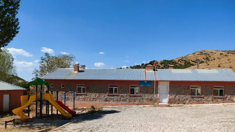 Merkez Kömüryakan Köyü Aşağı Mahalle İlkokulu - Merkez ilkokulları